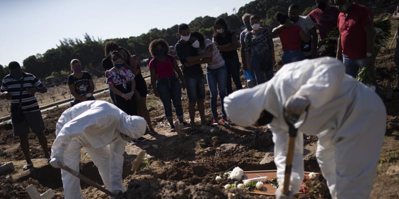 Kolem velkých brazilských měst vznikají narychlo zařízená pohřebiště.