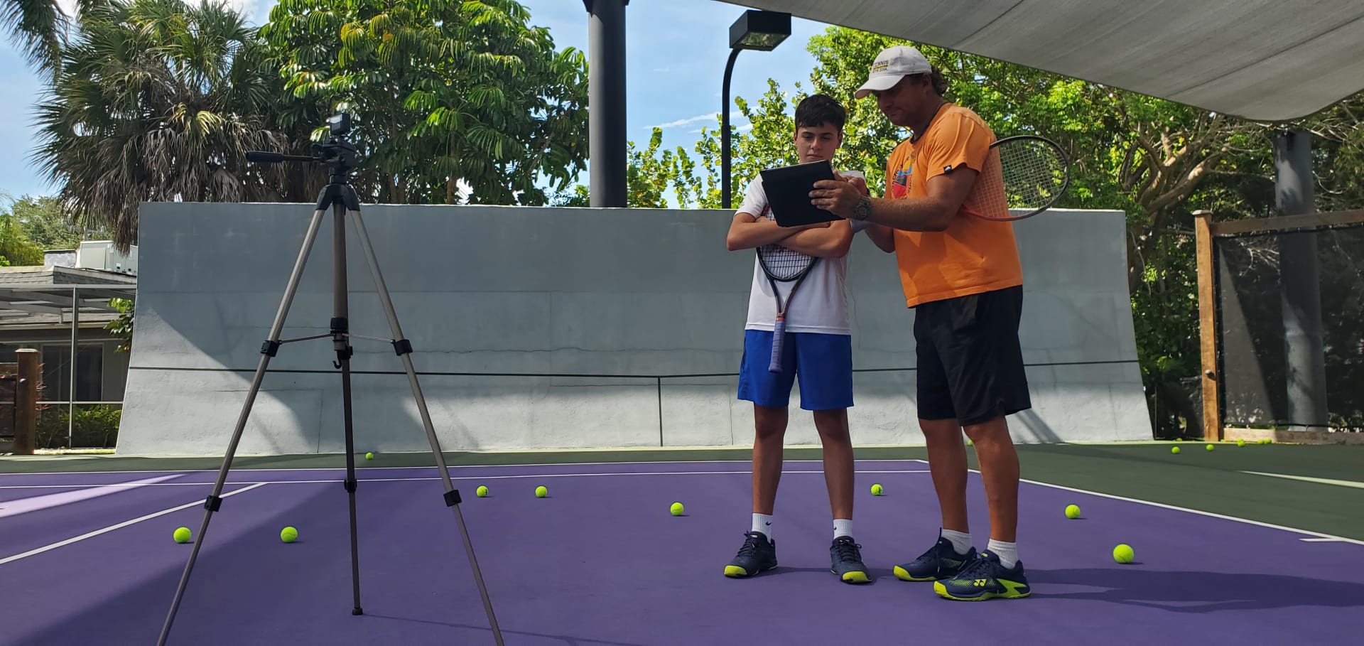 Technika při tréninku. Petr Zoul se svým svěřencem při technickém rozboru jeho tenisových schopností. 
