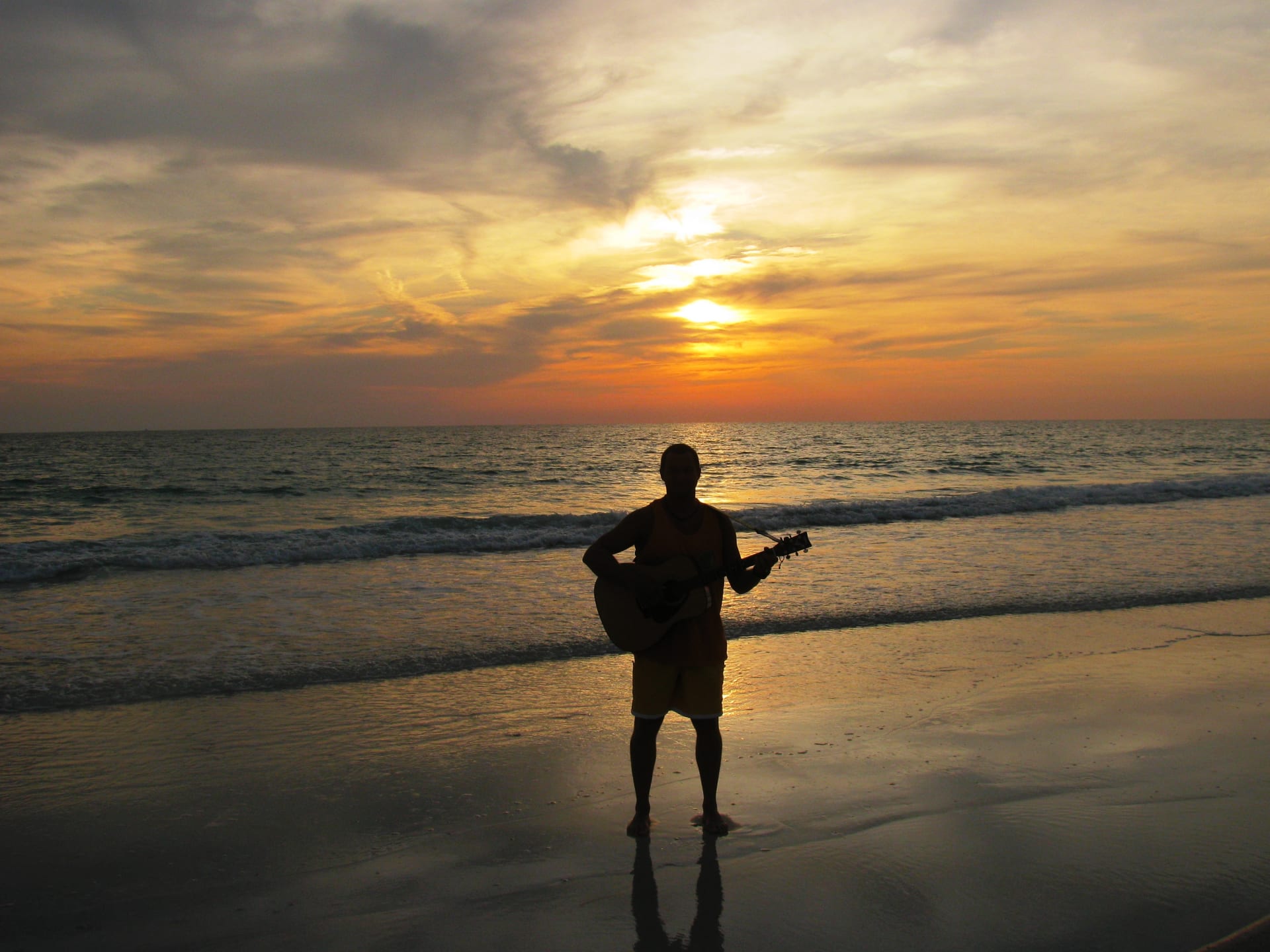 Odpočinek večer na pláži a s kytarou v rukách.