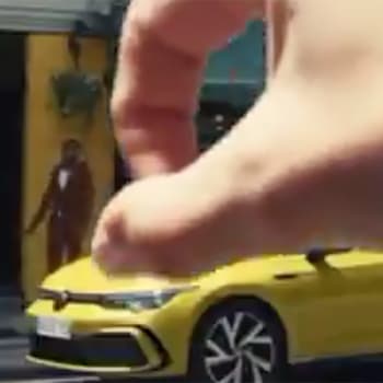 Záběr na klíčový „okamžik“ reklamy na Volkswagen Golf, kterou se německá automobilka omluvila.