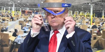 Neposlušný Trump roušku při návštěvě továrny odložil a řekl: Zemi už neuzavřu!