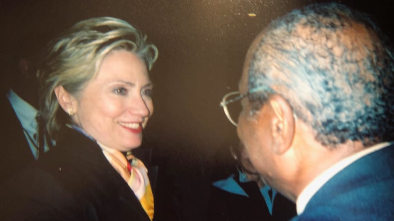 Wilson Roosevelt Jerman v rozhovoru s Hillary Clintonovou, bývalou první dámou USA z let 1993 až 2001.