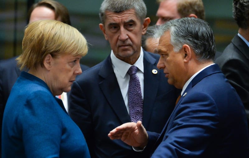 Premiér Babiš na summitu EU v říjnu 2019 s německou kancléřkou Angelou Merkelovou a premiérem Maďarska Viktorem Orbánem