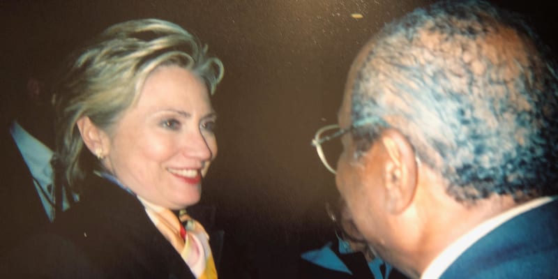 Wilson Roosevelt Jerman v rozhovoru s Hillary Clintonovou, bývalou první dámou USA z let 1993 až 2001.