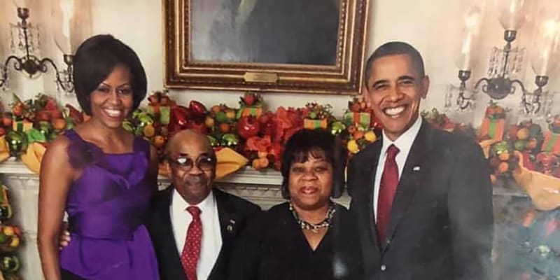 Wilson Roosevelt Jerman pózuje se svou manželkou v Bílém domě s prvním afroamerickým prezidentem USA Barackem Obamou a jeho chotí Michelle.