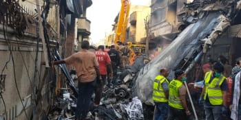 Vyšetřování pádu letadla u Karáčí ukazuje na lidskou chybu. Piloti se prý nesoustředili