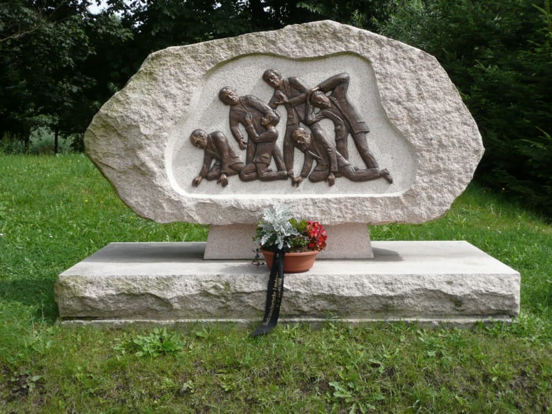 Památník připomínající pochod smrti z Chomutova směrem k německým hranicím z června 1945. Památník je umístěn v obci Deutschneudorf