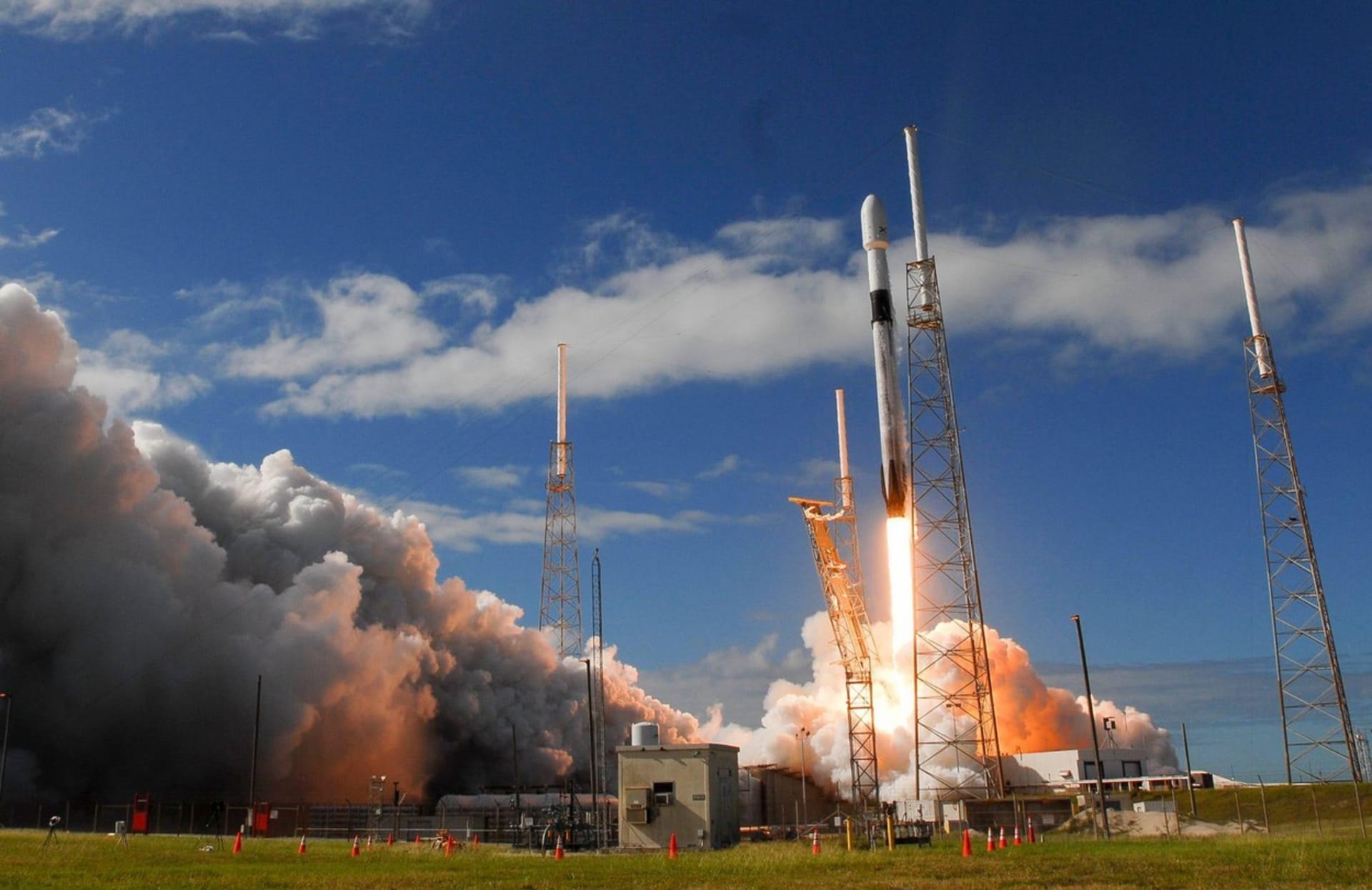 V lednu 2020 odstartovala do vesmíru raketa Falcon 9, tehdy místo posádky vynesla satelity. 