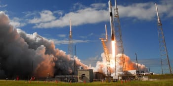 Muskova zkouška ohněm: SpaceX vyšle do vesmíru poprvé raketu s posádkou