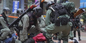 Protesty v Hongkongu nabírají na intenzitě: Policisé použili slzný plyn