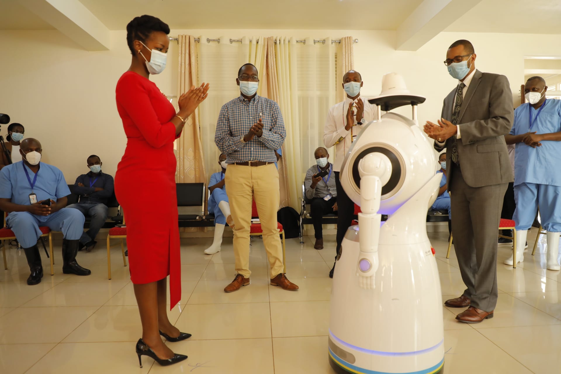 Roboti pro boj s koronavirovou nákazou během představení ve Rwandě (zdroj: Twitter / Rwanda Ministry of ICT and Innovation)