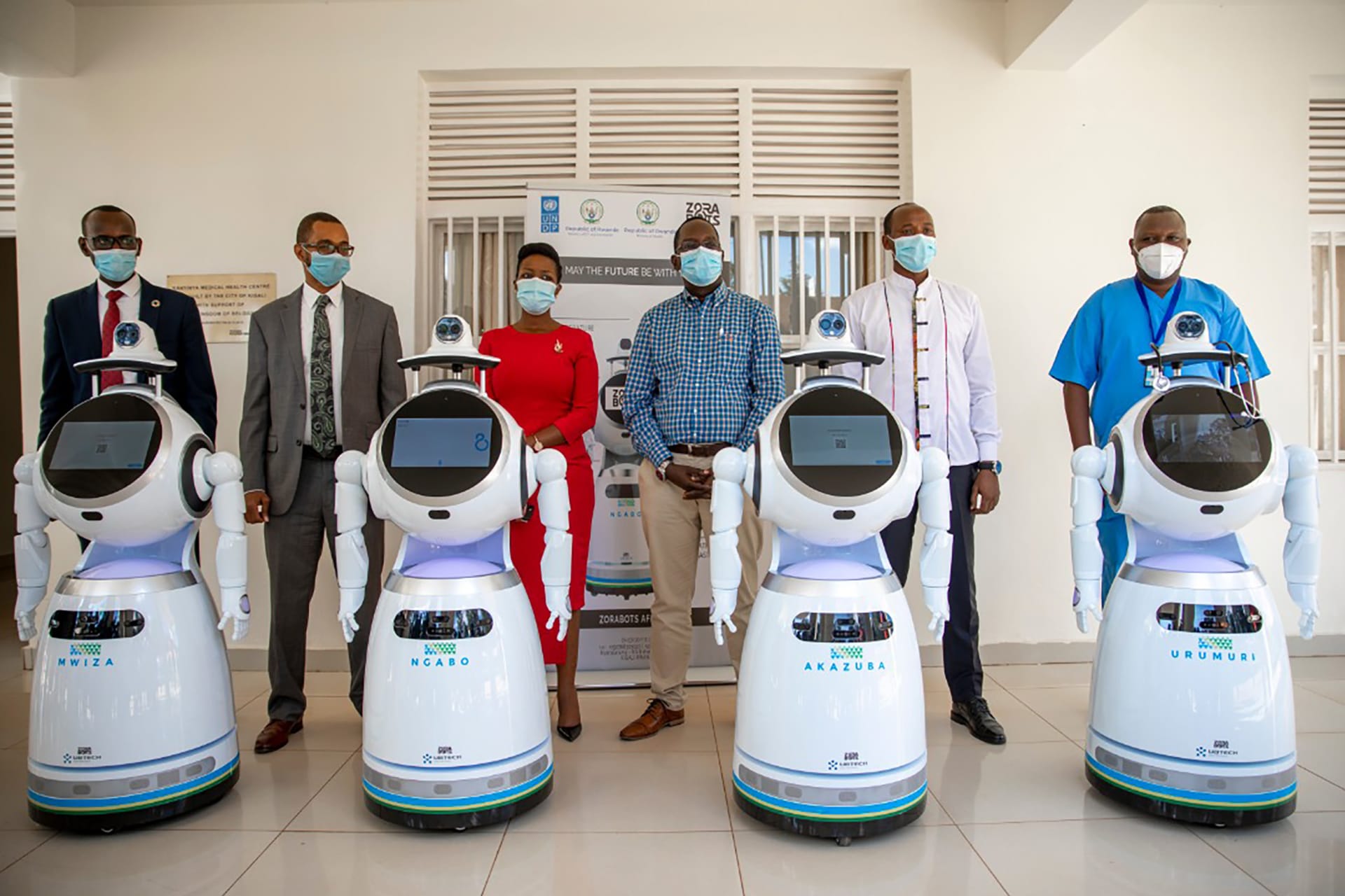 Čtyři z pěti robotů pro boj s koronavirem (zdroj: Twitter / Rwanda biomedical centre)