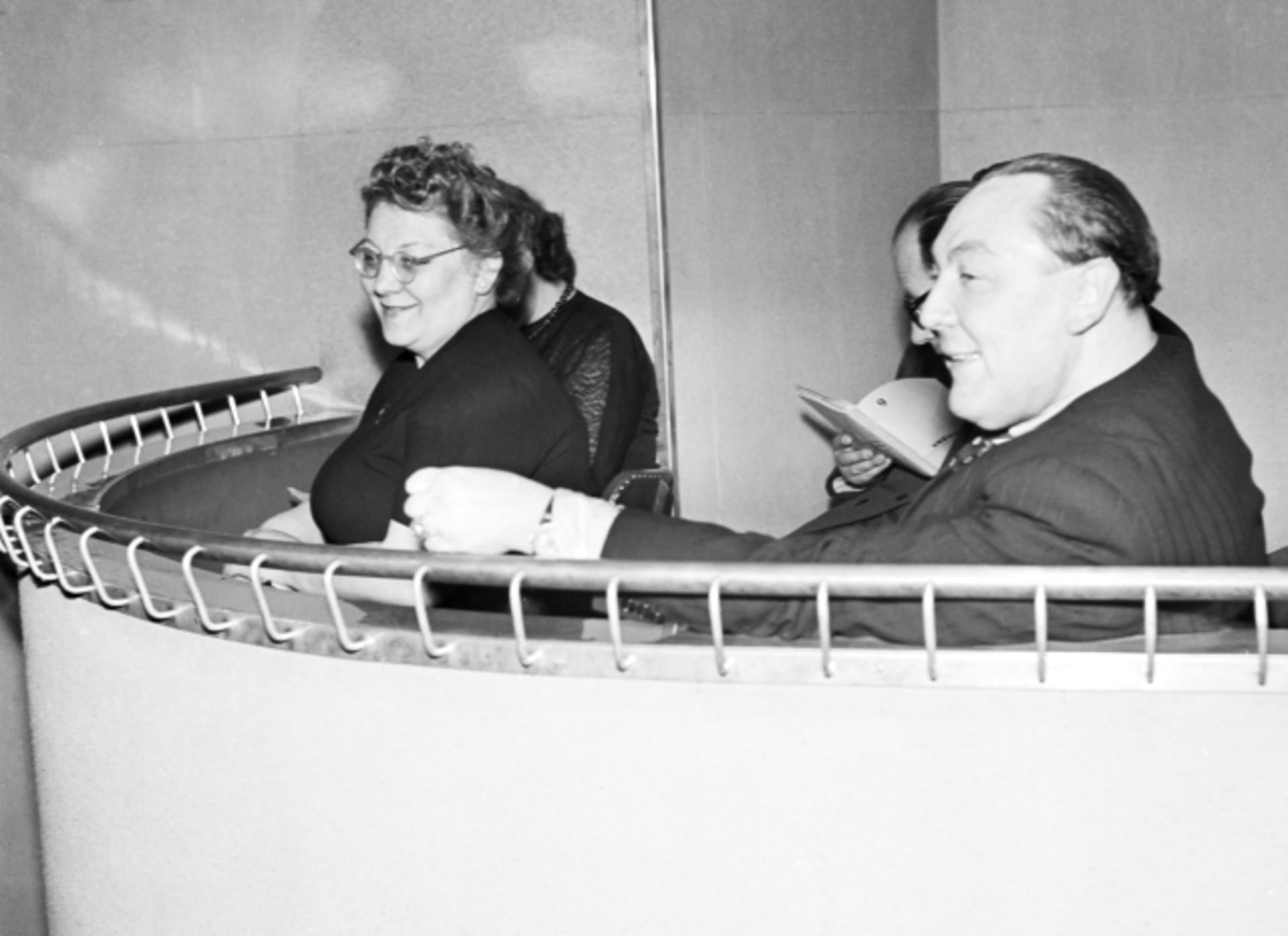Vítězslav Nezval s manželkou Františkou během oslavy básníkových 50 let (1950).