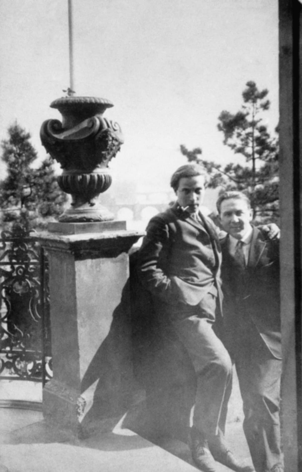Vítězslav Nezval s blízkým přítelem a básníkem Jaroslavem Seifertem v Praze (1943).