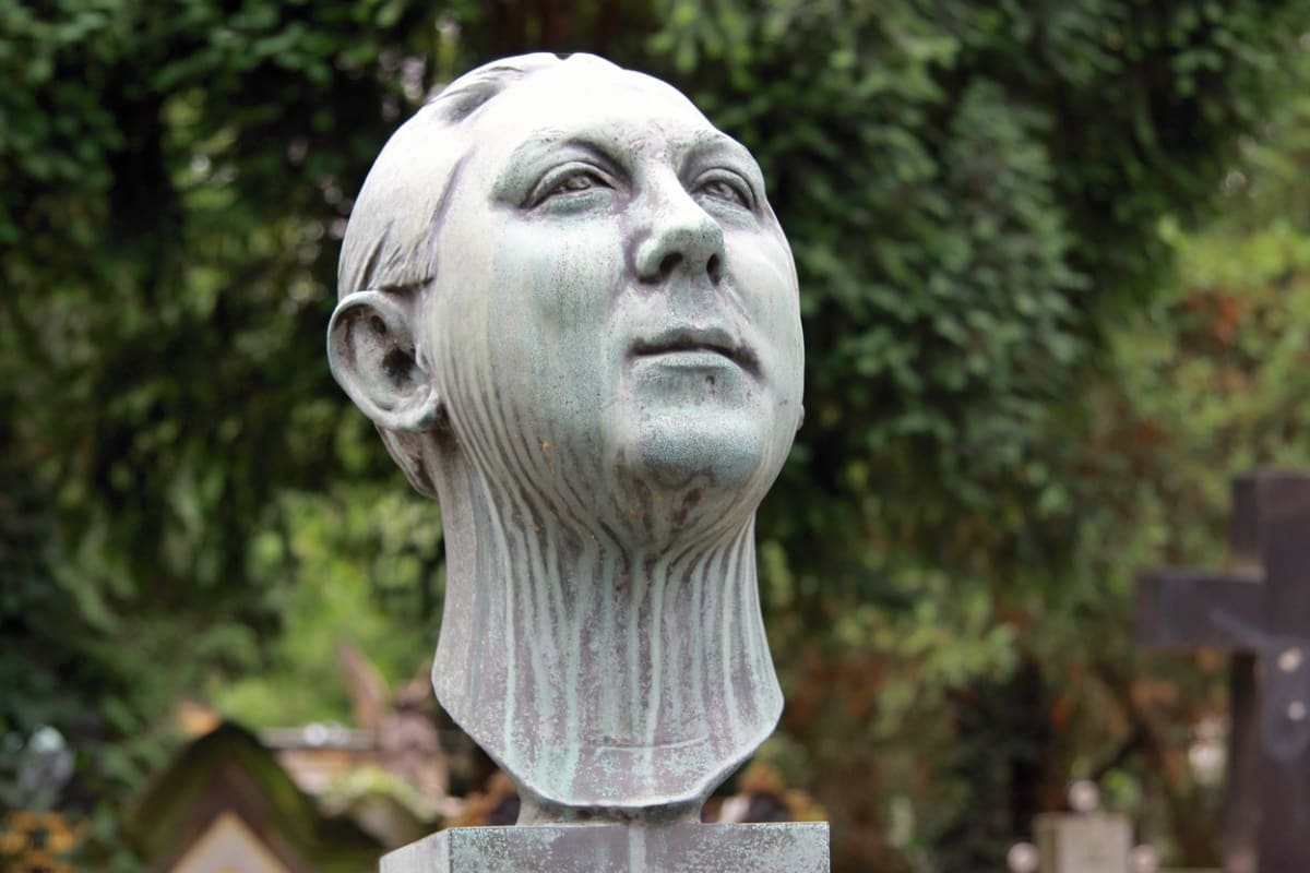 Busta Vítězslava Nezvala na jeho hrobě na Vyšehradě.