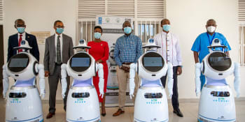 Pětice robotů pomůže Rwandě bojovat s koronavirem. Roboty nasadily i další země