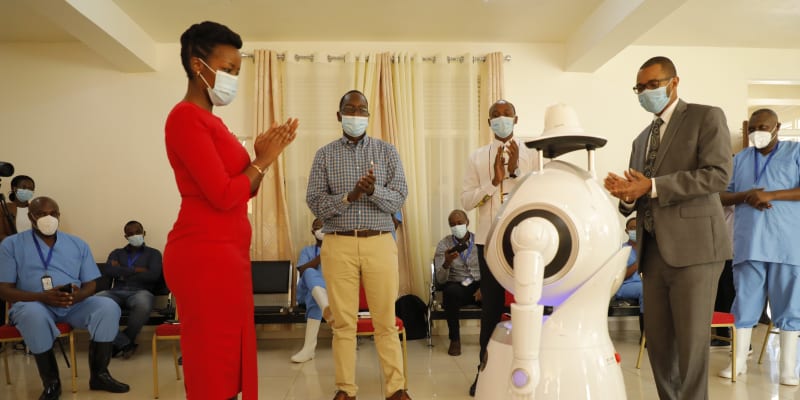 Roboti pro boj s koronavirovou nákazou během představení ve Rwandě (zdroj: Twitter / Rwanda Ministry of ICT and Innovation)