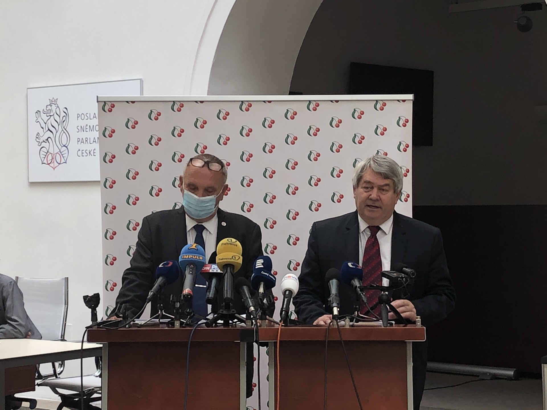 Šéf KSČM Vojtěch Filip (vpravo) roušku odložil.