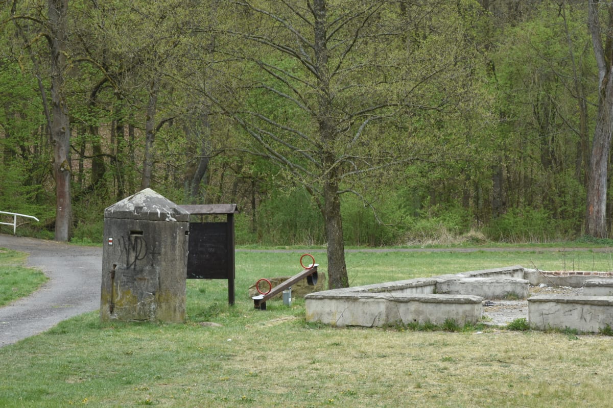 Jeden z jednomužných střepinových bunkrů u koncentračního tábora Rabštejn určený pro ostrahu