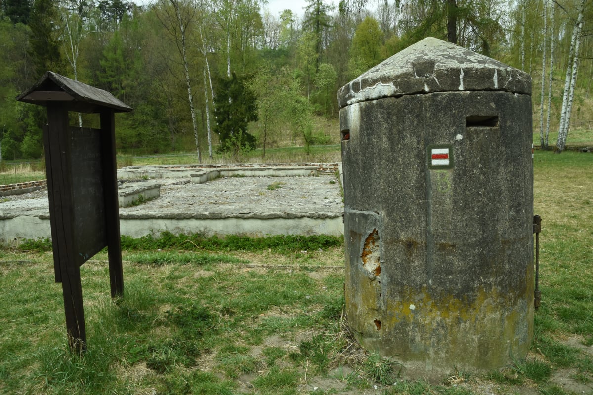 Koncentrační tábor u České Kamenice leží na turistické značce.