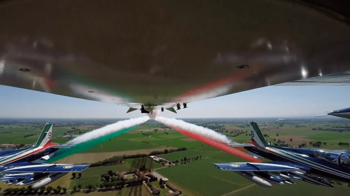 Věhlasná italská letecká skupina Frecce Tricolori slaví vznik republiky