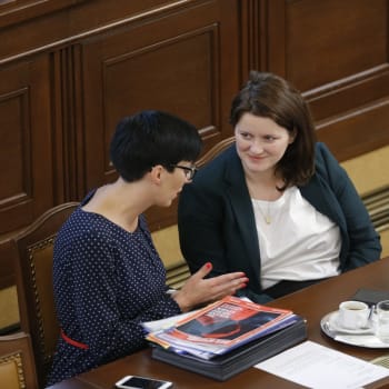 Ministryně práce a sociálních věcí Jana Maláčová (ČSSD, vpravo). Foto: Profimedia