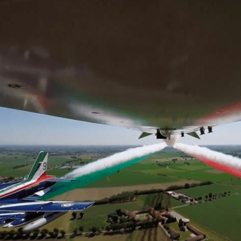 Věhlasná italská letecká skupina Frecce Tricolori slaví vznik republiky.