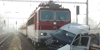 Provoz na železniční trati Praha–Beroun stojí kvůli srážce vlaku s autem