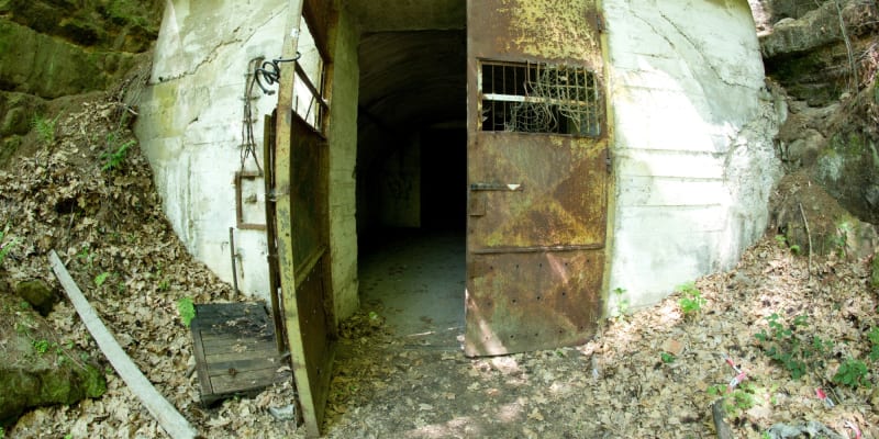 Jeden z nezabezpečených vstupů do podzemní nacistické továrny