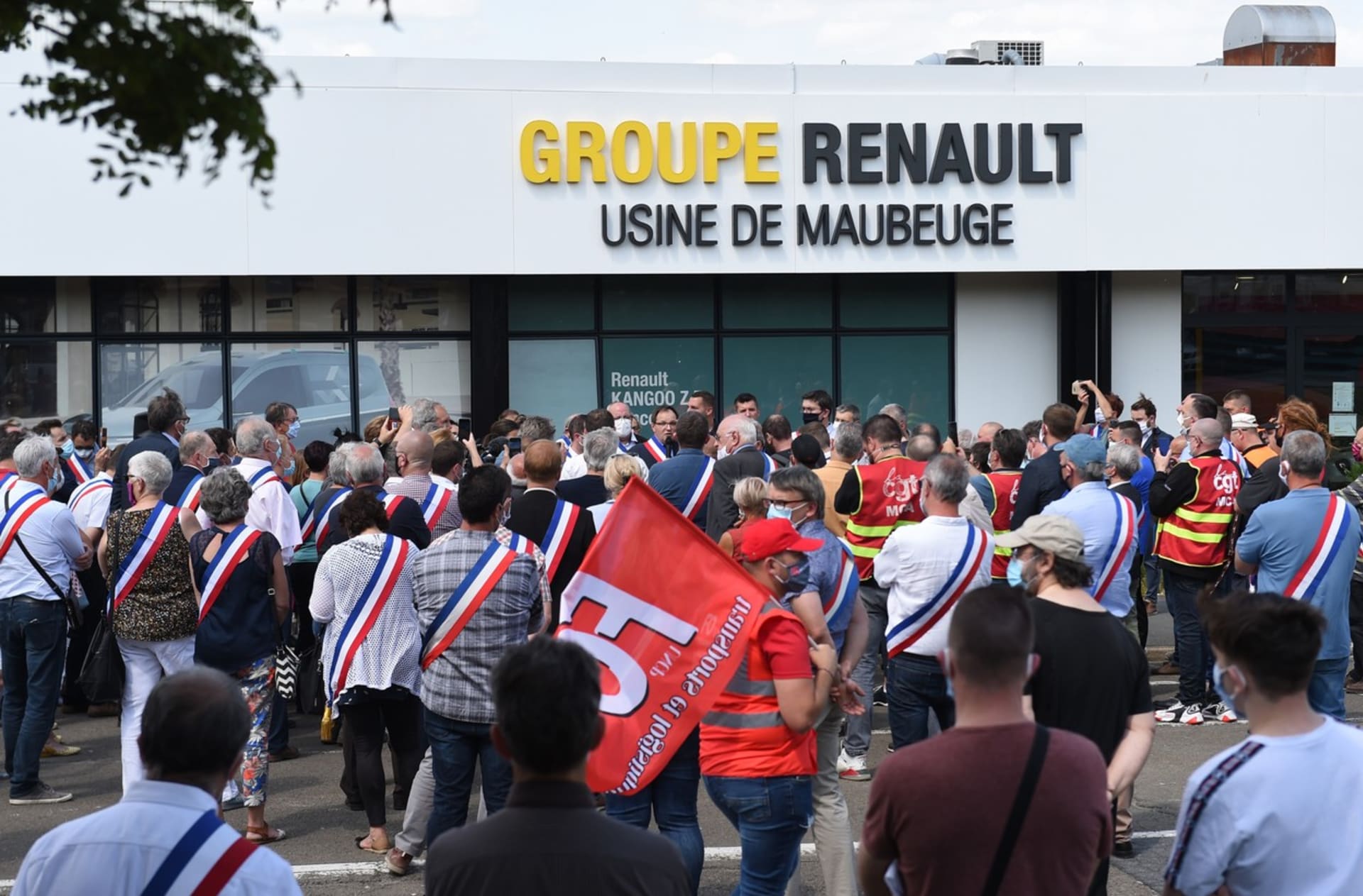 Zaměstnanci automobilky Renault protestují ve francouzském městě Feignies proti plánům o snižování počtu zaměstnanců