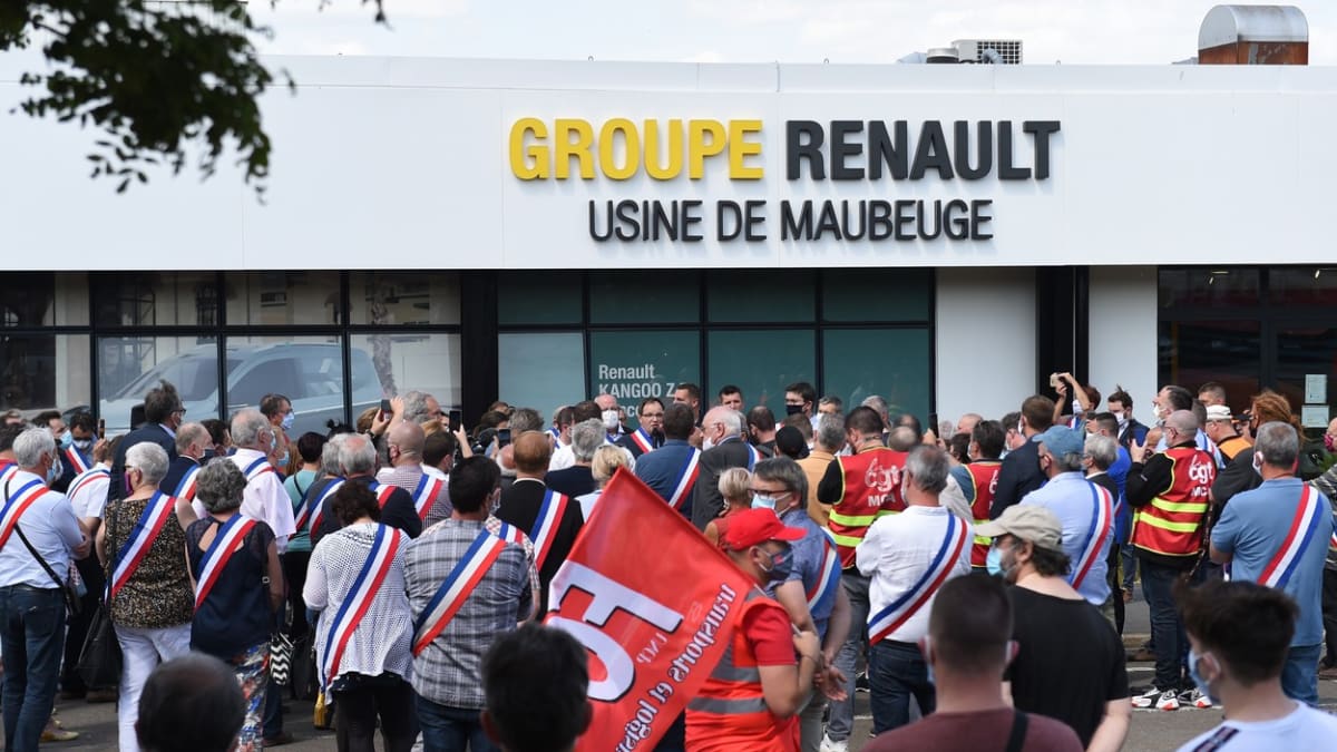 Zaměstnanci automobilky Renault protestují ve francouzském městě Feignies proti plánům o snižování počtu zaměstnanců