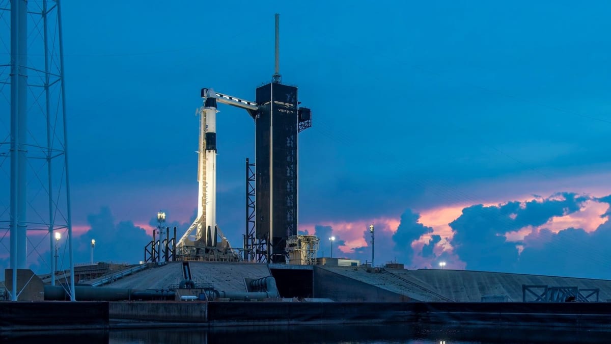 Raketa Falcon 9 startuje s posádkou k ISS.