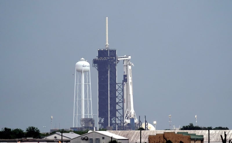 Raketa Falcon 9 s lodí Crew Dragon