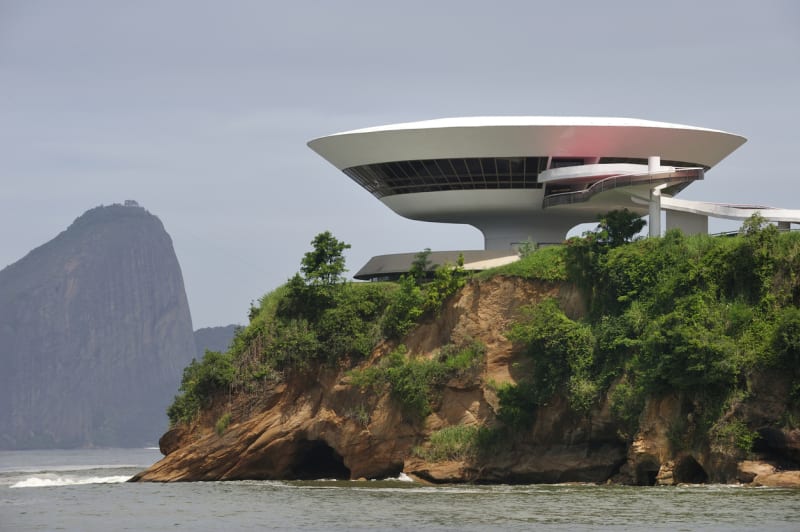 Asi nejslavnější Niemeyerovou stavbou je muzeum v Niterói, městě, které od Ria odděluje záliv