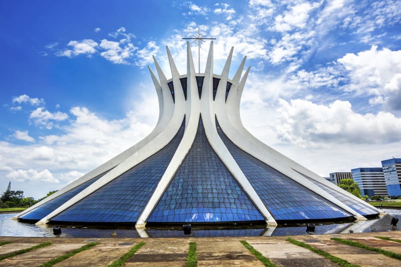 Metropolitní katedrála je jednou z nejznámějších staveb v Brasílii