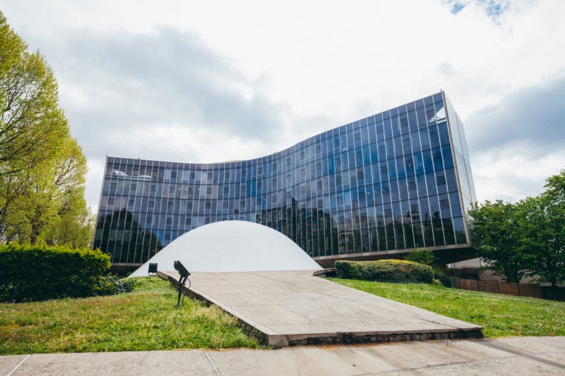 Známou evropskou stavbou od Niemeyera je sídlo francouzských komunistů v Paříži