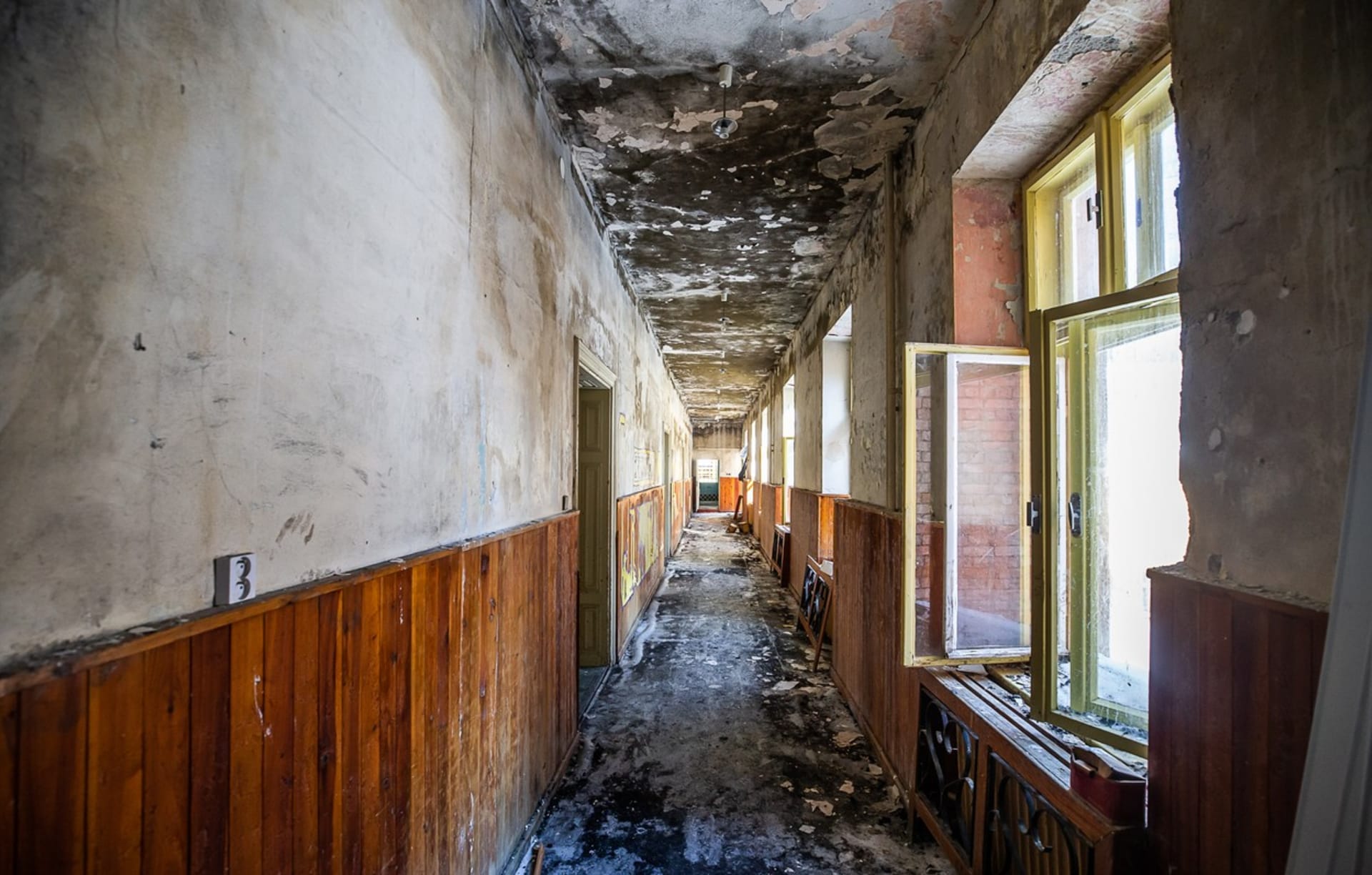 Snímek vyhořelé chodby zámku v Horním Maršově. Zámek úmyslně zapálila šestice mužů v srpnu 2018. Ti byli 27. května 2020 odsouzeni 