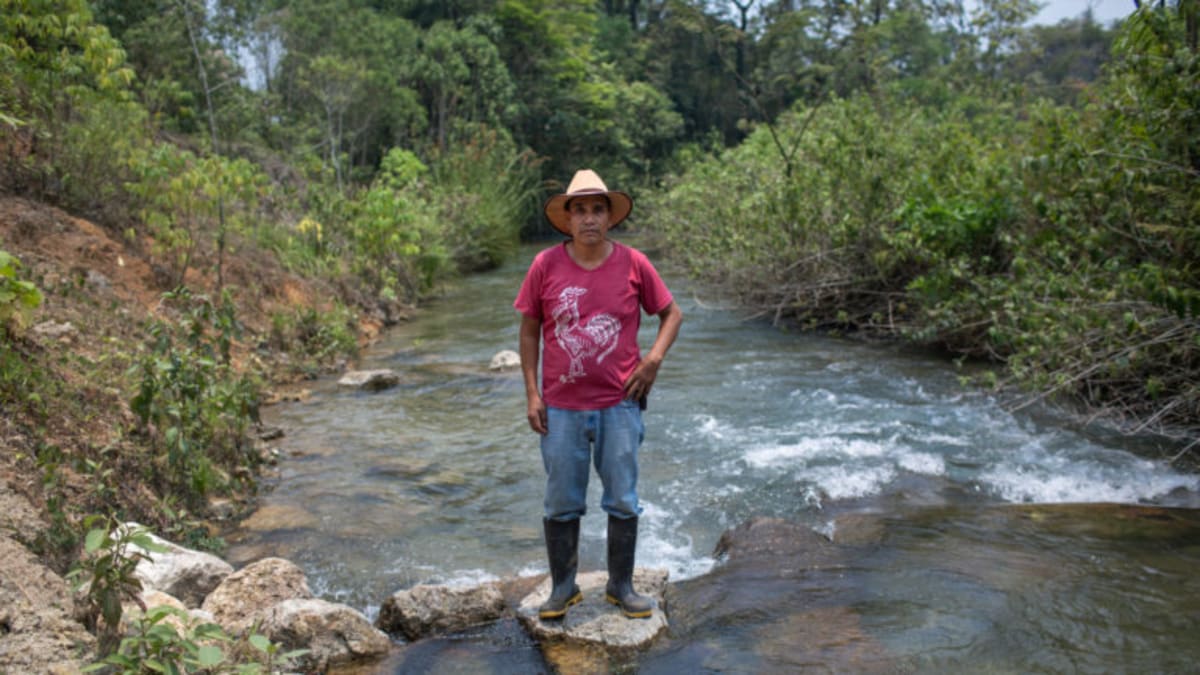 Lucas Jorge García, člen Peaceful Resistance (Klidný odpor), se staví proti výstavbě vodní elektrárny v Guatemale. Zdroj: Global Witness