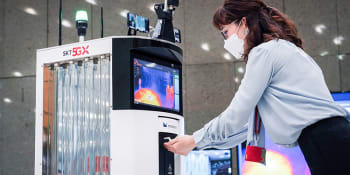 Nový jihokorejský robot umí měřit teplotu a identifikovat lidi bez roušky