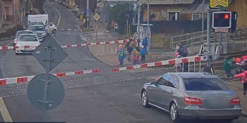 Vychovatelky popohánějící děti na červenou přes železniční přejezd dostaly pokutu