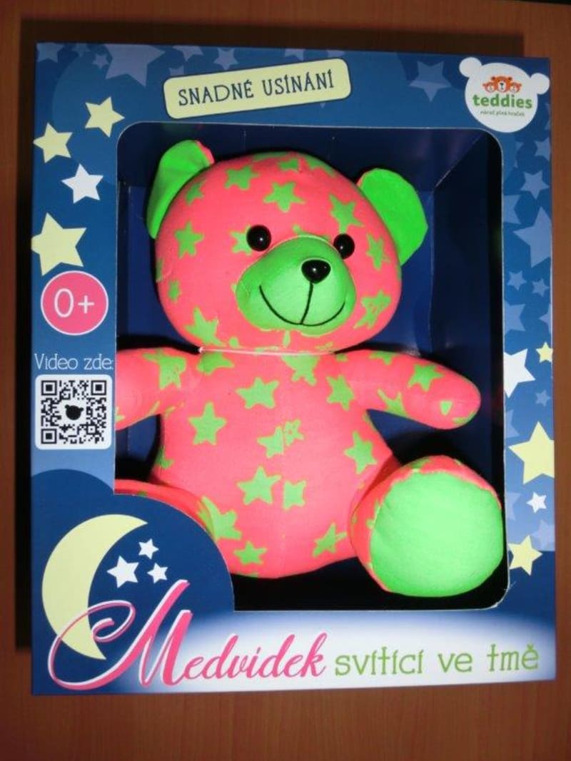 Svítící medvídek je nebezpečný pro malé děti, které mohou lehce uvolnit malé části této hračky, a ty pak vdechnout nebo spolknout.