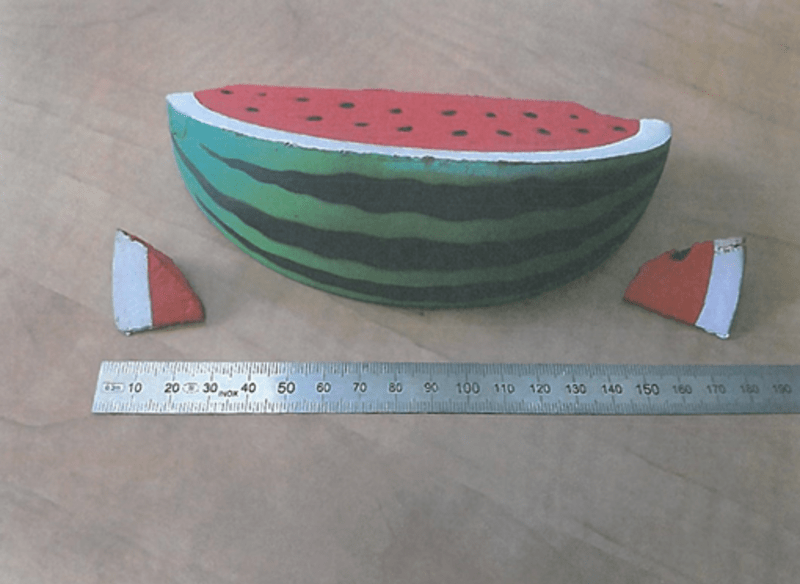 Meloun vyrobený z pěnového plastu je lehce zaměnitelný s potravinou.