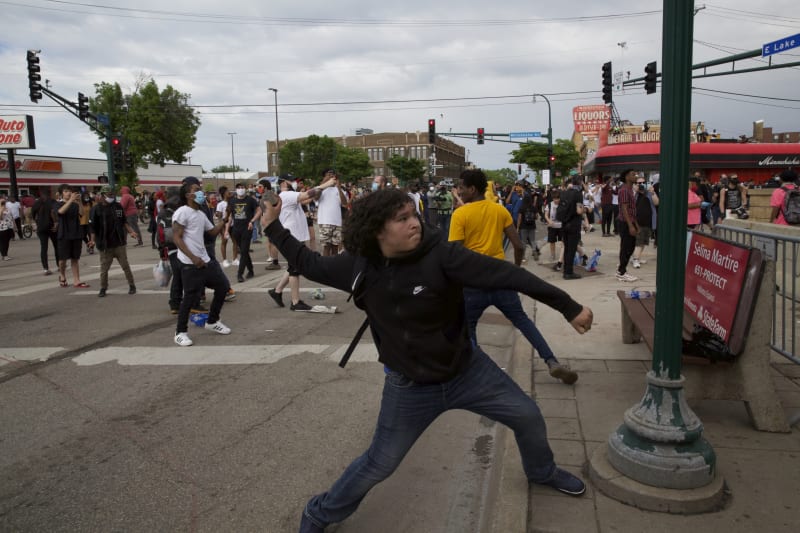 V americkém Minneapolisu se stupňují násilné protesty. Vyvolala je smrt afro-američana George Floyda. (27. května 2020)