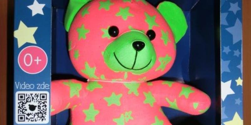 Svítící medvídek je nebezpečný pro malé děti, které mohou lehce uvolnit malé části této hračky, a ty pak vdechnout nebo spolknout.