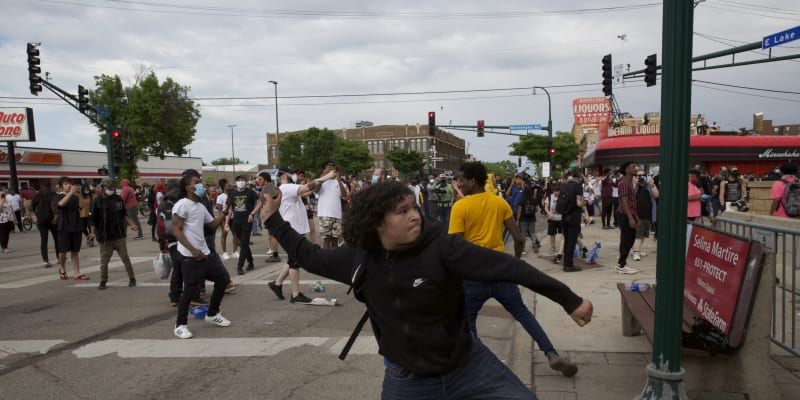 V americkém Minneapolisu se stupňují násilné protesty. Vyvolala je smrt afro-američana George Floyda. (27. května 2020)