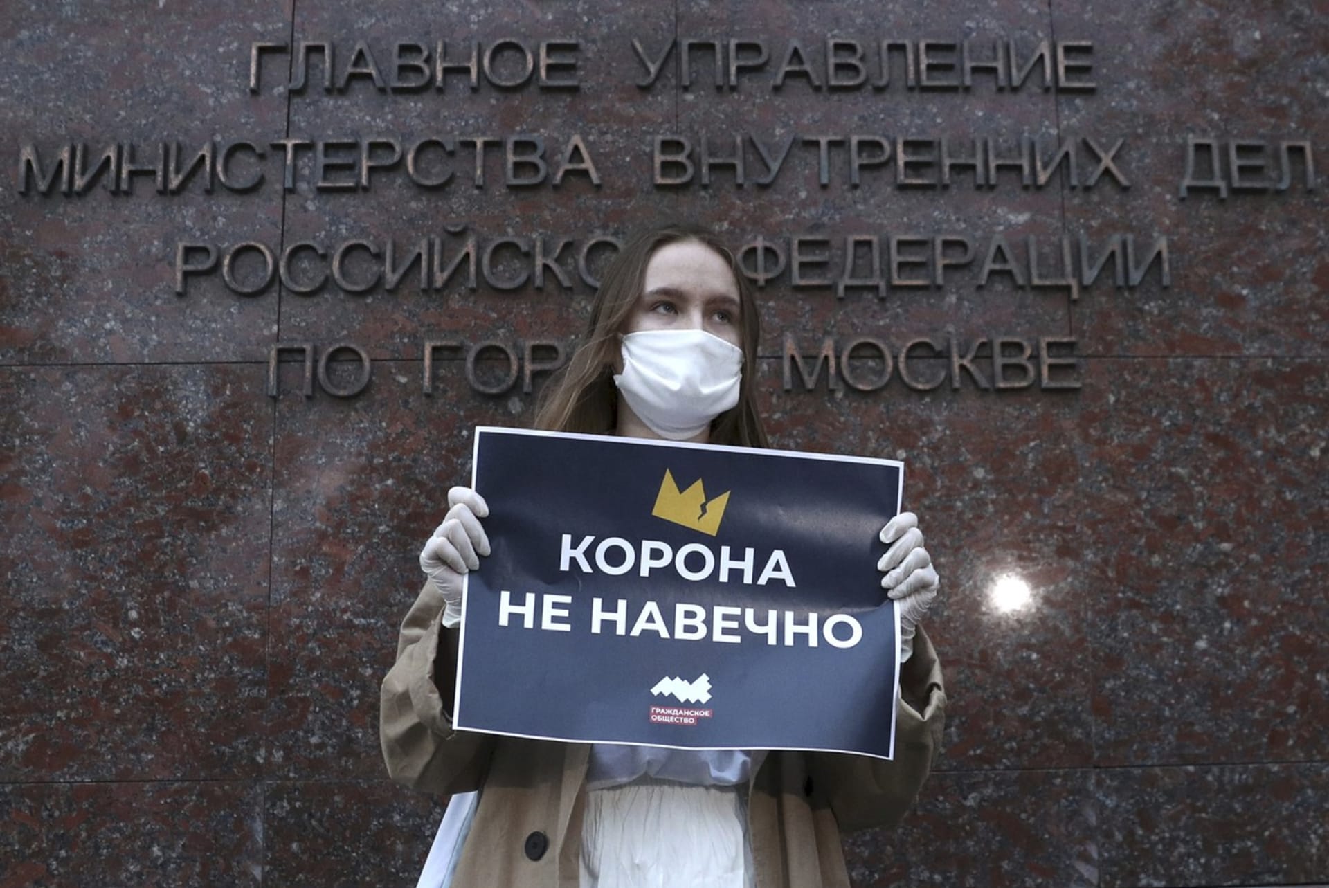 Mladá žena v Moskvě s nápisem „Korona není věčná“ (ilustrační snímek)