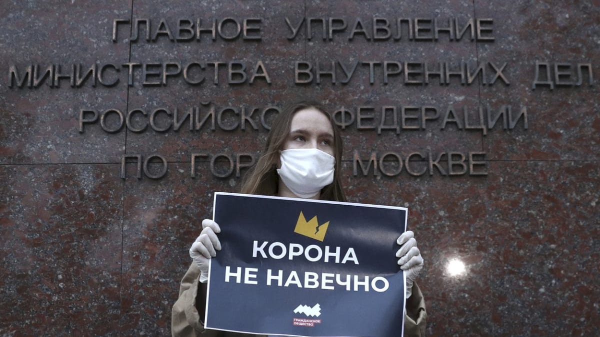 Mladá žena v Moskvě s nápisem „Korona není věčná“ (ilustrační snímek)