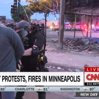 Policisté v Minneapolis v pátek zatkli štáb CNN.