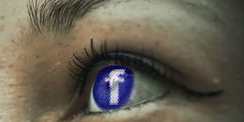 Facebook začíná označovat obsah státem kontrolovaných médií