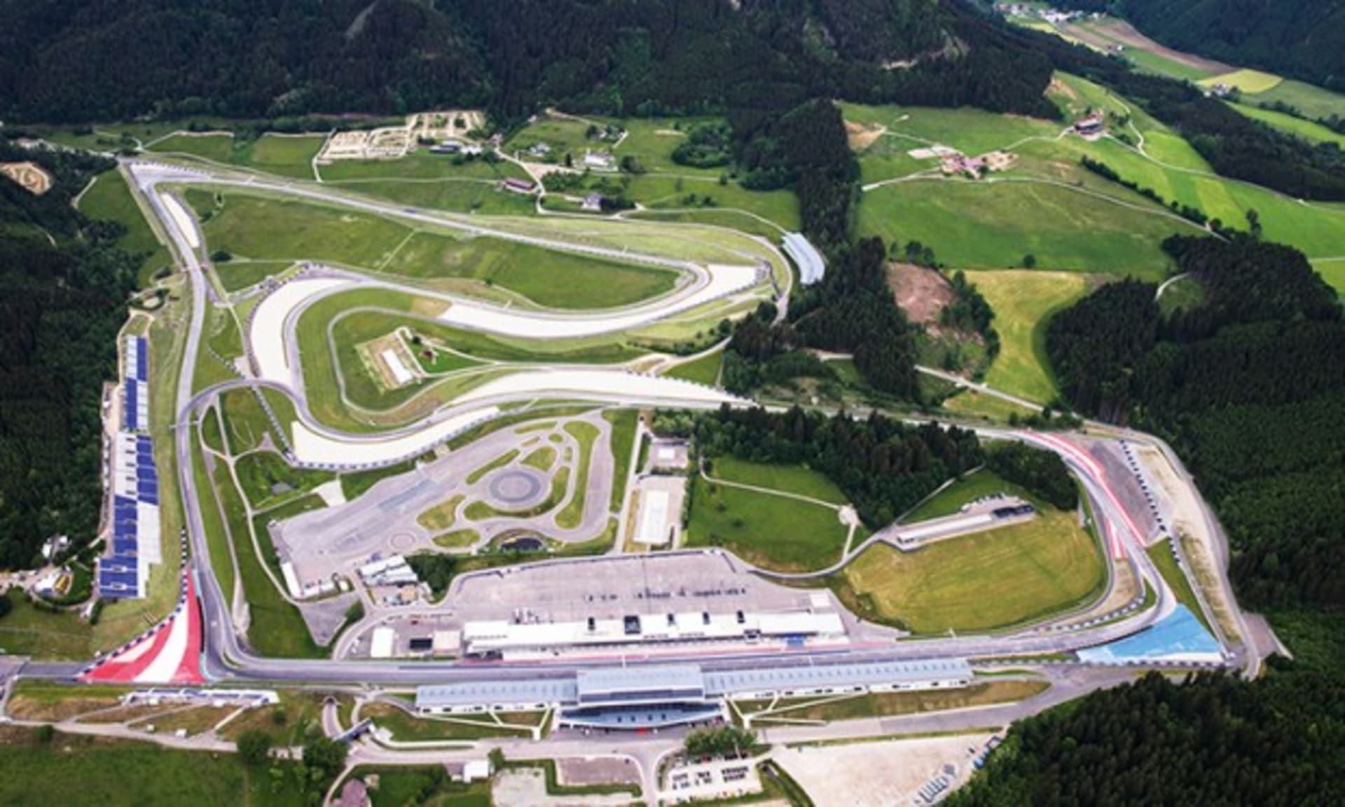 První dva závody letošního ročníku MS Formule 1 by se měly jet na Red Bull Ringu nedaleko Štýrského Hradce v Rakousku.